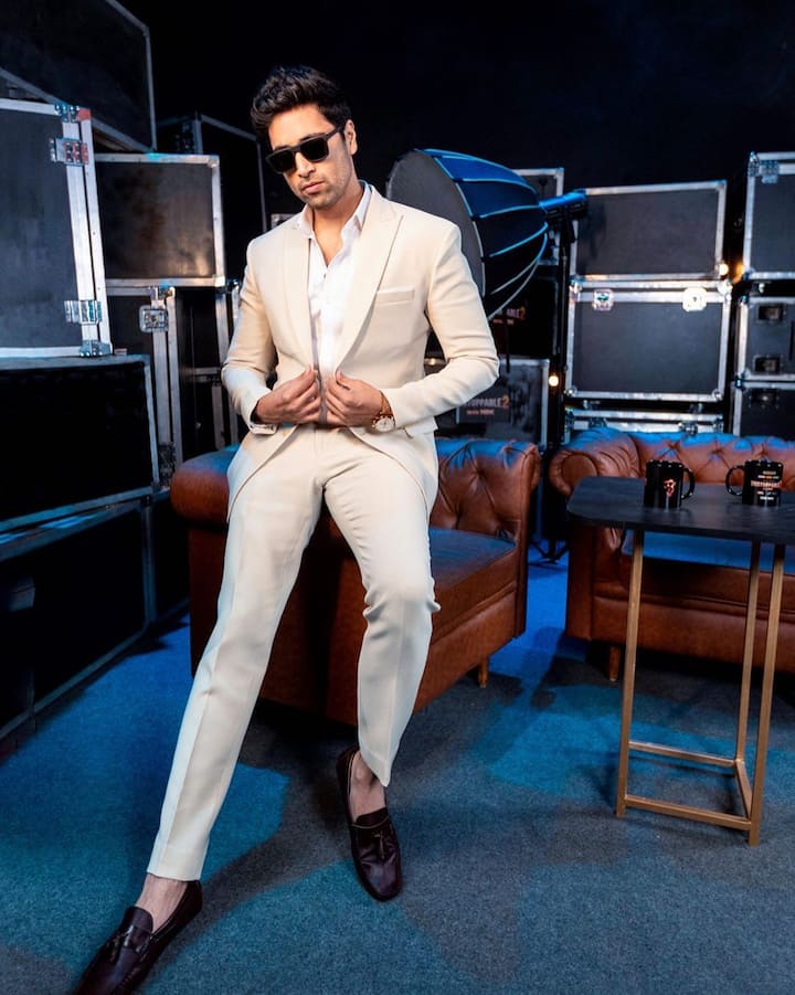 इस फोटो में अक्किनेनी परिवार के कई सदस्य हैं, जिनमें सुशांत, सुमंत, अखिल, सुप्रिया और अन्य शामिल हैं. इस फोटो में अदीवी सेष और सुप्रिया दोनों नजर आ रहे हैं.