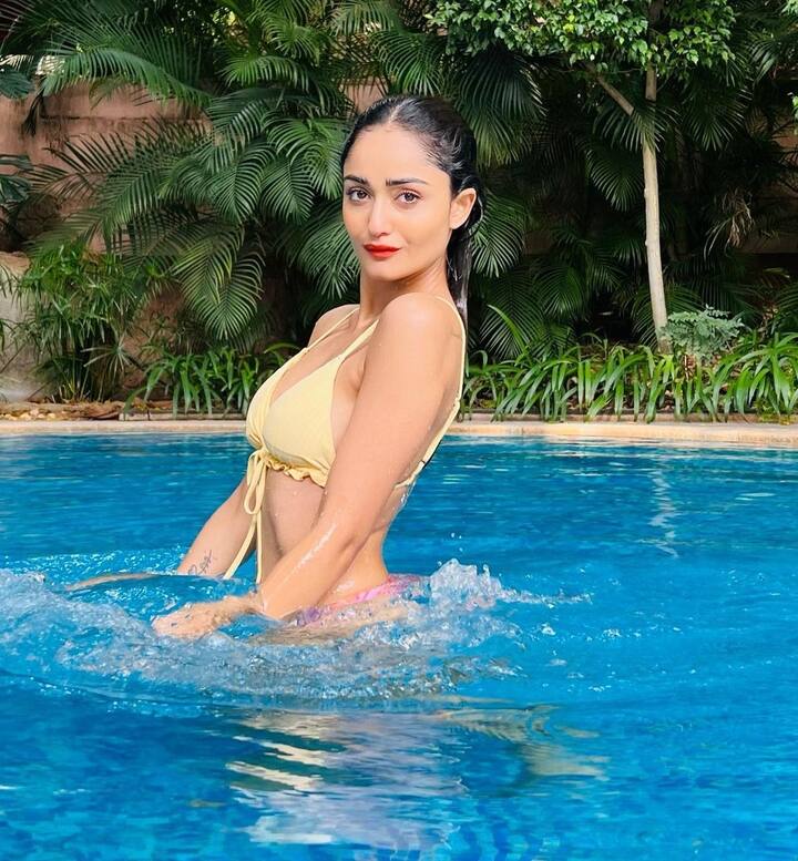 त्रिधा चौधरी असल जिंदगी में बेहद ग्लैमरस हैं. वह सोशल मीडिया में अक्सर अपनी हॉट फोटोज पोस्ट करती रहती हैं.