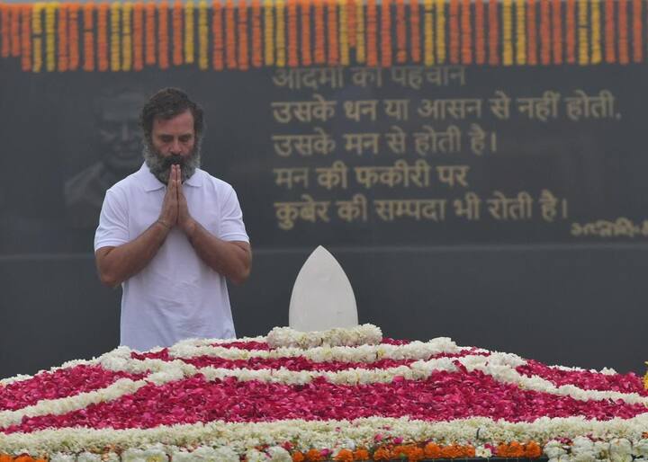 भारत जोडो यात्रेच्या पहिल्या ब्रेक दरम्यान काँग्रेस खासदार राहुल गांधी यांनी राष्ट्रपिता महात्मा गांधींसह अनेक माजी पंतप्रधानांच्या समाधीस्थळी गेले आणि त्यांना श्रद्धांजली वाहिली.