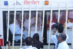 Tunisha Sharma Last Rites: एंबुलेंस के अंदर बेसुध दिखीं तुनिषा शर्मा की मां, देखें एक्ट्रेस और उनके परिवार की आखिरी तस्वीरें