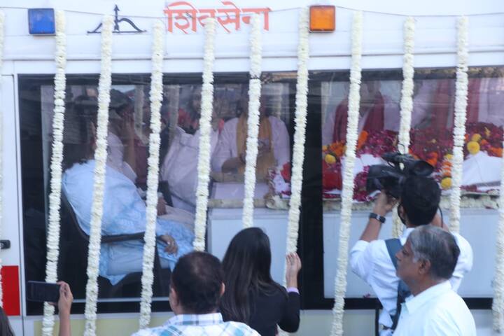 तुनिषा शर्मा के शव को अंतिम यात्रा के दौरान ले जाते हुए उनकी मां बेसुध दिखाई दीं.