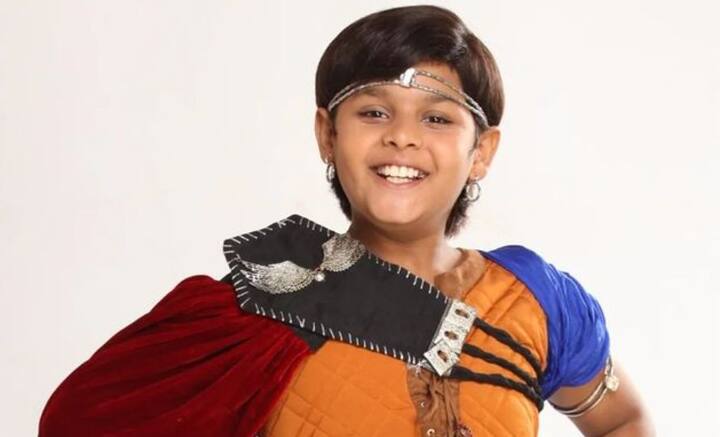 টেলিভিশনে ‘বালবীর’ সিরিয়ালে শিশুশিল্পী হিসেবে দেখা গিয়েছিল দেবকে। বেশ কিছু গুজরাতি ছবিতেও কাজ করেছেন। বিজ্ঞাপন জগতেও মোটামুটি পরিচিত মুখ তিনি। তাঁকে এবং বাকি সাত জনকে নিজের গাঁটের কড়ি খরচ করে চাঁদে পাঠাচ্ছেন জাপানের শিল্পপতি ইউসাকু মায়েজাওয়া।