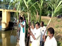 கரும்பில் கருப்புத்துணி, கையில் மண்சட்டி - மயிலாடுதுறை கரும்பு விவசாயிகள் போராட்டம்.