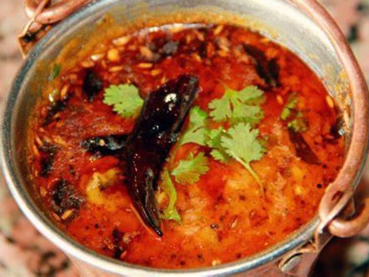 इस तड़के वाली बाउल को माइक्रोवेव के अंदर रख दें. 4-5 मिनट रखने के बाद इस बाउल को निकाल लें. आपका तड़का तैयार है. इसके बाद तड़के वाली बाउल में थोड़ी सी पानी मिला लें फिर पकी हुई दाल डालें. इसके बाद तड़के एंड दाल वाली बाउल को वापस से माइकोवेव में रखकर 4-5 मिनट पकाएं. बन गई आपकी तड़के वाली दाल.