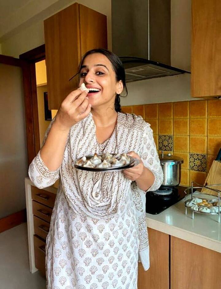 विद्या के घर की कीचन भी काफी सुंदर है. यहां पर व्हाइट स्लैब के साथ ब्राउन कैबिनेट लगे हुए है.