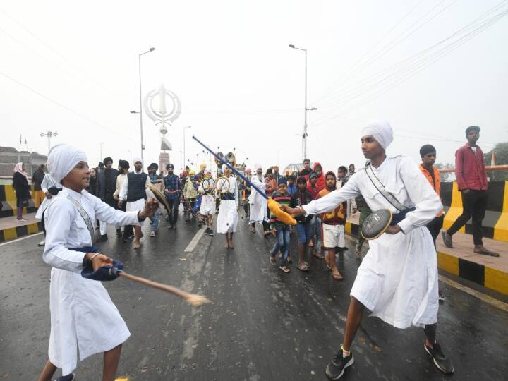 मंगलवार की अल सुबह गुरुद्वारा से पंच प्यारों की अगुवाई में प्रभात फेरी निकाली गई जो चमडोरिया, झाउगंज, मोर्चा रोड, पटना साहिब स्टेशन, चौक शिकारपुर और भगत सिंह चौक होते हुए गुरुद्वारा पहुंची.