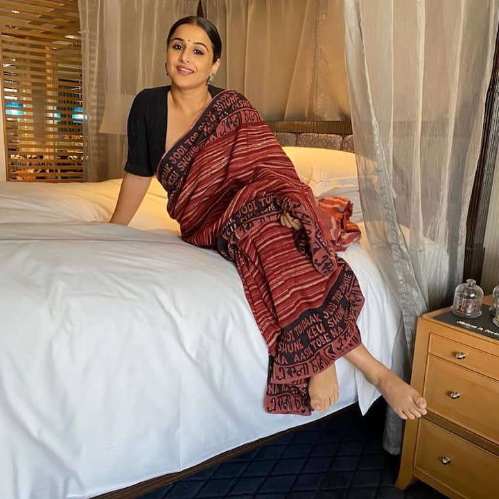 ये विद्या का बैडरूम है. जिसे व्हाइट थीम पर डेकोरेट किया गया है. बेड के पीछे वुडन खिड़की देखने को मिलेगी.