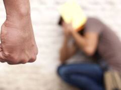 कोल्हापूर : अश्लील हावभाव करून तरुणीची छेड काढण्याचा प्रयत्न; प्रवाशांनी स्टँडवरच धरून 10 मिनिटे चोपला