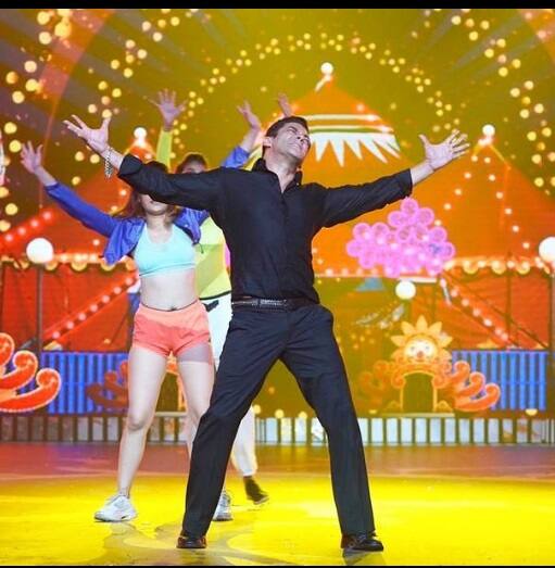 বেশিরভাগ মানুষই মনে করেন 'ম্যায়নে পেয়ার কিয়া' ছবি দিয়ে বলিউডে ডেবিউ হয় সলমন খানের। আসলে এই ধারণা একেবারেই সঠিক নয়। বরং, প্রথম ছবিতে নায়কের ভূমিকায় কাজ করার সুযোগই পাননি সেলিম খান পুত্র। সলমন খানের প্রথম ছবি 'বিবি হো তো অ্যায়সি'। এই ছবিতে মুখ্য চরিত্রে অভিনয় করেন রেখা এবং ফারুখ শেখ। ছবিতে পার্শ্বচরিত্রে দেখা যায় বলিউডের ভাইজানকে।