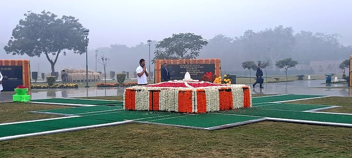 माजी पंतप्रधान अटल बिहारी वाजपेयी यांची 25 डिसेंबर रोजी जयंती होती. विशेष म्हणजे गांधी कुटुंबातील एखादा सदस्य किंवा काँग्रेसचा मोठा नेता पहिल्यांदाच वाजपेयींच्या समाधीस्थळी पोहोचला