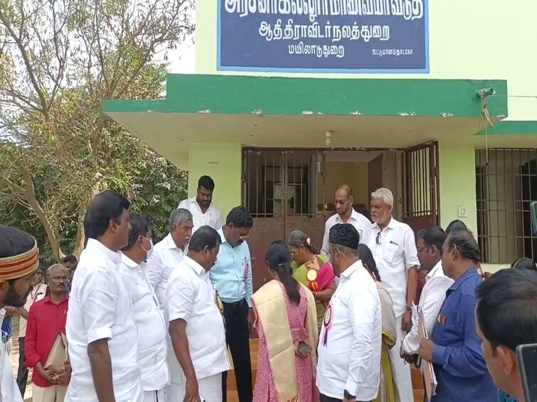 Members of the Legislative Public Accounts Committee who conducted the  inspection Mayiladuthurai district. சஸ்பெண்ட் செய்யுங்கள் இவரை - மயிலாடுதுறையில் சட்டமன்ற பொது கணக்கு குழு உறுப்பினர்கள் ஆய்வில் பரபரப்பு