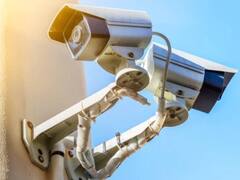 कपड़े की दुकान का ताला भी नहीं टूटा और चोरों ने उड़ाए 1.7 करोड़, सबूत मिटाने के लिए CCTV भी लेकर भागे