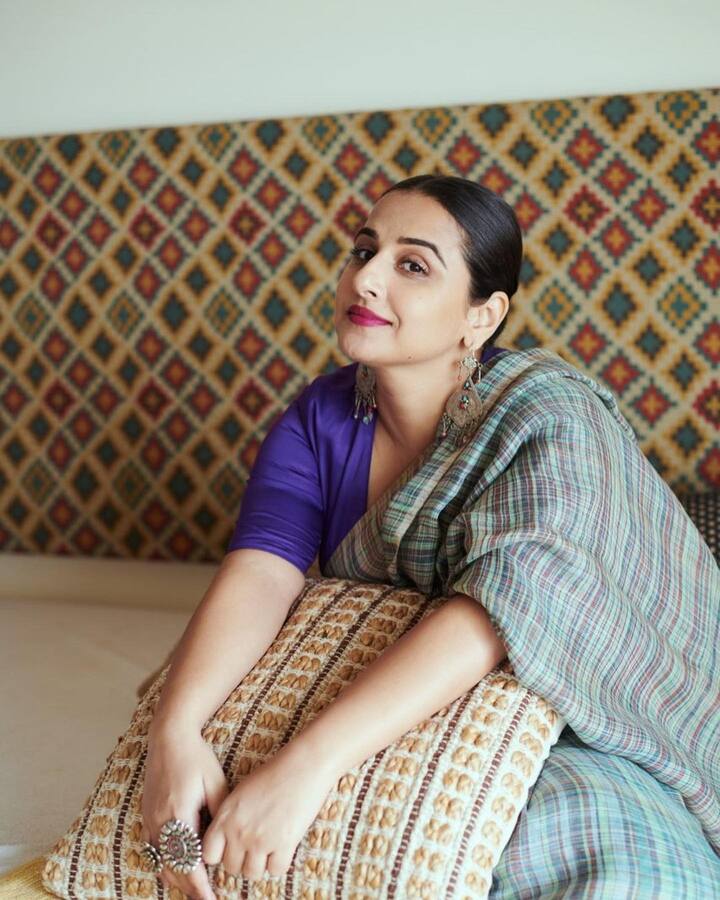एक्ट्रेस के घर की दीवारों पर आपको खूबसूरत वॉलपेपर देखने को मिलेंगे. जो घर को सुंदर बना रहे हैं.