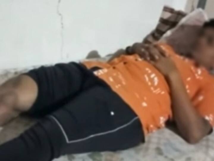 Amreli News: गुरुकुल में क्लास के अंदर तेलुगू फिल्म का गाना गा रहा था छात्र, प्रिंसिपल ने कर दी चप्पल और डंडे से पिटाई, केस दर्ज Amreli Shree Swaminarayan Gurukul student beaten up by Principal for singing Telugu film song Ramulu case registered Amreli News: गुरुकुल में क्लास के अंदर तेलुगू फिल्म का गाना गा रहा था छात्र, प्रिंसिपल ने कर दी चप्पल और डंडे से पिटाई, केस दर्ज