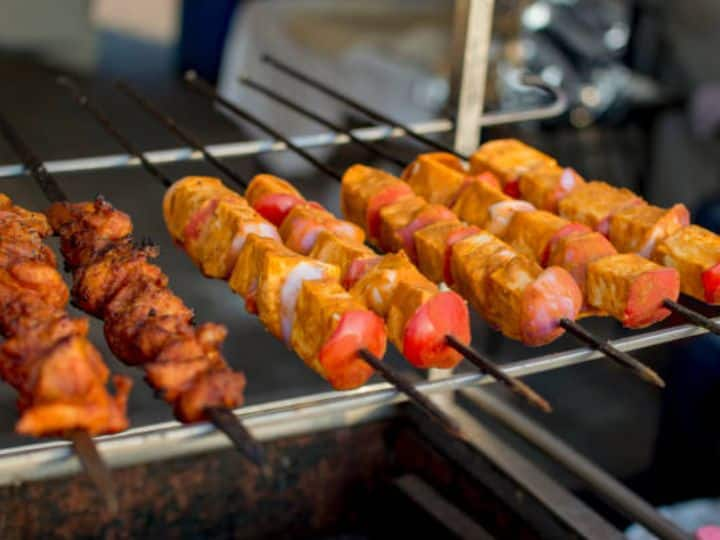 Food Dishes Recipes how to make Soya Chaap Paneer Tikka at Barbecue Happy New Year 2023: फैमिली के साथ घर पर लगाएं बारबेक्यू, फिर बनाएं स्वादिष्ट पनीर टिक्का और सोया चाप, देखें रेसिपी