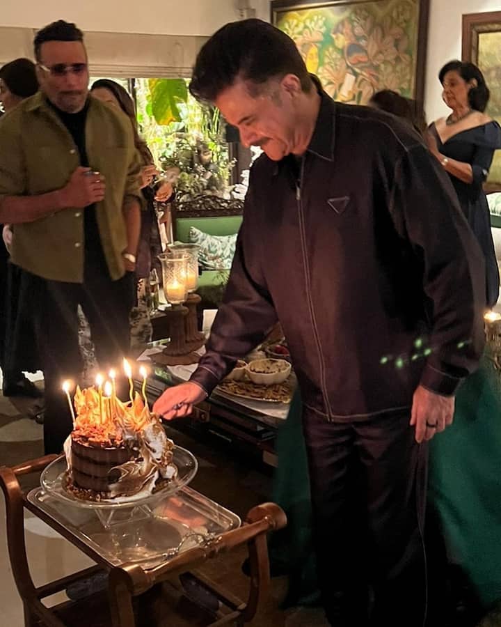 वहीं एक तस्वीर में अनिल कपूर बर्थडे केक काटते नजर आ रहे हैं और एक्टर जैकी श्रॉफ तालियां बजाते दिखाई दिए. इसपर एक फैन ने कमेंट करते हुए लिखा - ‘राम और लखन’