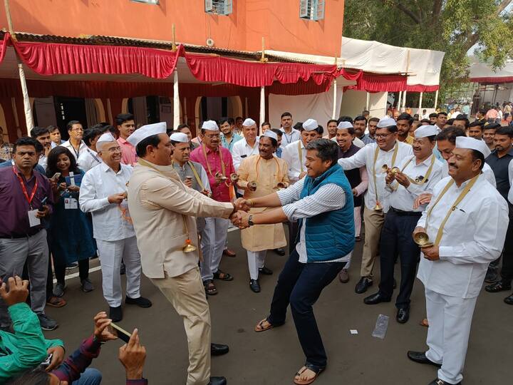 विधान भवन परिसरात एंट्री करताच विरोधी पक्षातील आमदारांनी टाळांच्या गजरात 'फुगडी' आंदोलन केले.