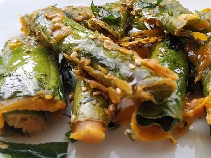 गोभी का एक पूरा पत्ता लें और उसके बीच में 3 चम्मच भरावन डालें और उन्हें ऐसे रोल करें जैसे आप बरिटो को रोल करते हैं, सिरों को लपेटते हुए. गोभी के सारे पत्ते लेकर रोल बना लें.