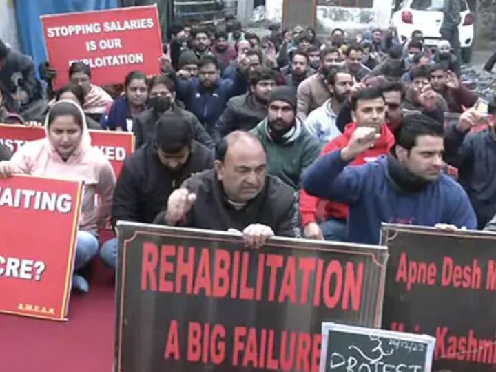 Kashmiri Pandits protest in Jammu issue of rehabilitation LG Manoj Sinha Kashmiri Pandits Protest: कश्मीरी पंडितों का जम्मू में विरोध प्रदर्शन, LG के खिलाफ खोला मोर्चा
