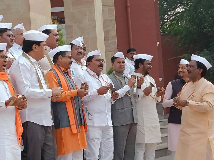 भूखंड घ्या, कुणी गायरान घ्या... असे भजन करत विधानपरिषदेचे विरोधी पक्षनेते अंबादास दानवे यांच्यासह ठाकरे गटातील आमदार टाळ वाजवून आंदोलन करत होते.