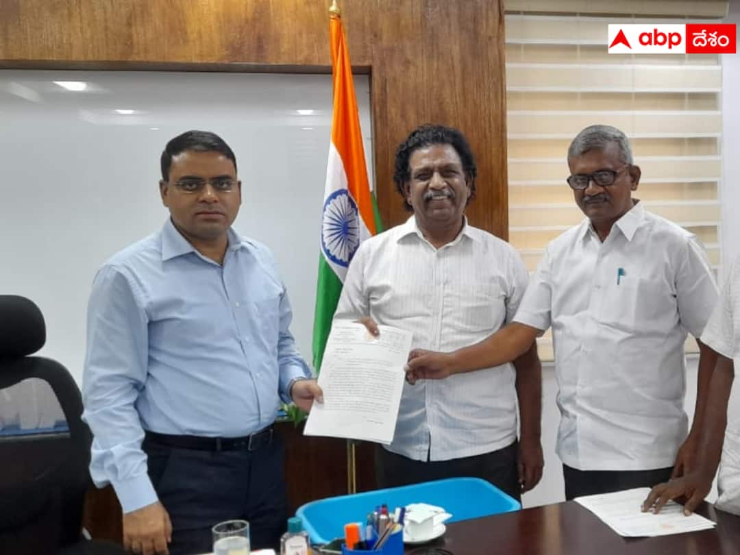 CPM leaders gave a petition to CRDA commissioner to do justice to CRDA Sanitary workers dnn సీఆర్డీఏ పరిధిలోని పారిశుద్ధ్య కార్మికులకు న్యాయం చేయండి- కమిషనర్‌కు ఎమ్మెల్సీ వినతి