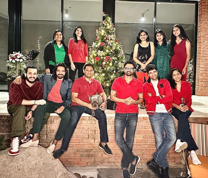 यहां बता दें कि सुप्रिया, अक्किनेनी नागेश्वर राव की पोती हैं. अब ऐसा लगता है कि अदीवी को अक्किनेनी परिवार में एट्री मिल गई है.