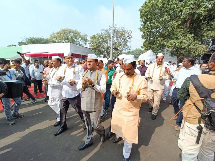 सत्ताधारी पक्षातील आमदार डॉ. हेडगेवार स्मृति मंदिर रेशिमबाग येथे गेल्याने आज सर्व माध्यमांनी सुरुवातपासून शेवटपर्यंत भजन आंदोलन कव्हर केले.