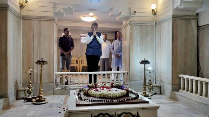 उपमुख्यमंत्री देवेंद्र फडणवीसांनी देखील स्मृतीस्थळाचं दर्शन घेतले.