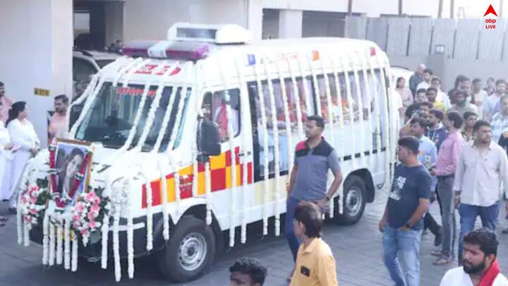 অন্তিম যাত্রায় অভিনেত্রী তুনিশা শর্মার মৃতদেহ । জানা গিয়েছে, অন্তিম যাত্রায় ছিলেন তাঁর কাকা।