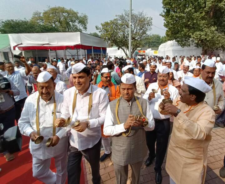 आज, विधान भवन परिसरातील मुख्य प्रवेशद्वारापासूनच आमदारांनी टाळांच्या गजरात विधान भवनाच्या पायऱ्यांपर्यंत भजन म्हणत अनोखे आंदोलन केले.