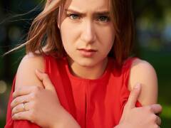 Cold Intolerance: दूसरों से ज्यादा आपको लगती है ठंड? इन संकेत को ना करें अनदेखा