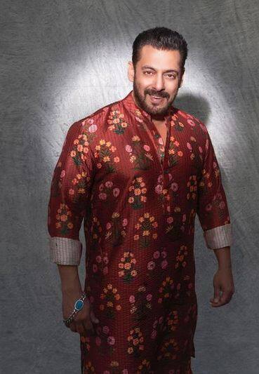 ਇਹੀ ਕਾਰਨ ਹੈ ਕਿ ਅੱਜ ਭਾਰਤ ਦੇ ਲੋਕ ਹੀ ਨਹੀਂ ਸਗੋਂ ਵਿਦੇਸ਼ਾਂ ਦੇ ਲੋਕ ਵੀ ਅਦਾਕਾਰ ਨੂੰ ਕਾਫੀ ਪਸੰਦ ਕਰਦੇ ਹਨ। ਉਹ ਅੱਜ ਵੀ ਇੱਕ ਤੋਂ ਵੱਧ ਫ਼ਿਲਮਾਂ ਵਿੱਚ ਕੰਮ ਕਰਦੇ ਨਜ਼ਰ ਆ ਰਹੇ ਹਨ। 57 ਸਾਲ ਦੇ ਹੋਣ ਤੋਂ ਬਾਅਦ ਵੀ ਅਦਾਕਾਰ ਦੀ ਫੈਨ ਫਾਲੋਇੰਗ ਘੱਟ ਨਹੀਂ ਹੋਈ ਹੈ। ਉਸ ਨੂੰ ਅੱਜ ਵੀ ਦਰਸ਼ਕਾਂ ਵੱਲੋਂ ਪਿਆਰ ਦਿੱਤਾ ਜਾਂਦਾ ਹੈ।