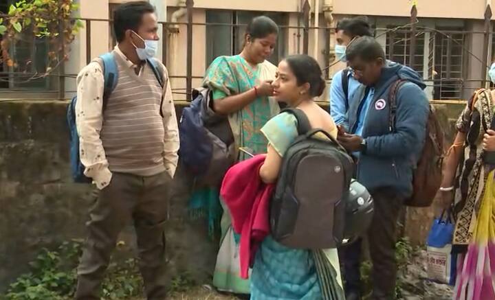 বুধবারও ইন্টারভিউ রয়েছে আর এক দফা। ২৮০ জন পরীক্ষা দেবেন আগামী কাল। কোভিড বিধি মেনে হচ্ছে ইন্টারভিউ। চাকরিপ্রার্থীদের মাস্ক, স্যানিটাইজার দিয়ে তবেই অফিসে ঢুকতে দেওয়া হচ্ছে।