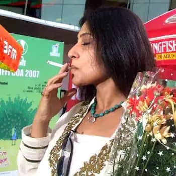 रूपा गांगुली – आपको जानकर हैरानी होगी कि, 'महाभारत' में द्रौपदी का किरदार निभाने वाली रूपा गांगुली को सिगरेट की लत है. वो कई बार पब्लिकली स्मोकिंग करते हुए नजर आ चुकी हैं.