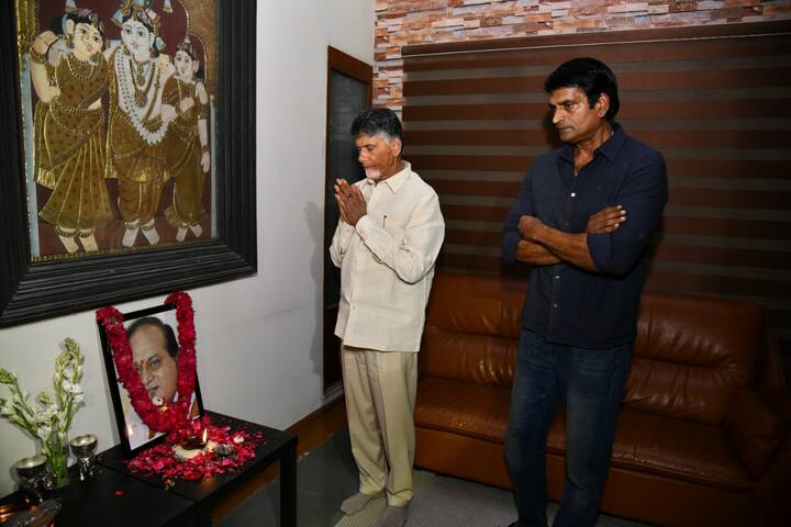 సీనియర్ నటుడు చలపతిరావు చిత్రపటానికి నివాళి అర్పిస్తున్న చంద్రబాబు