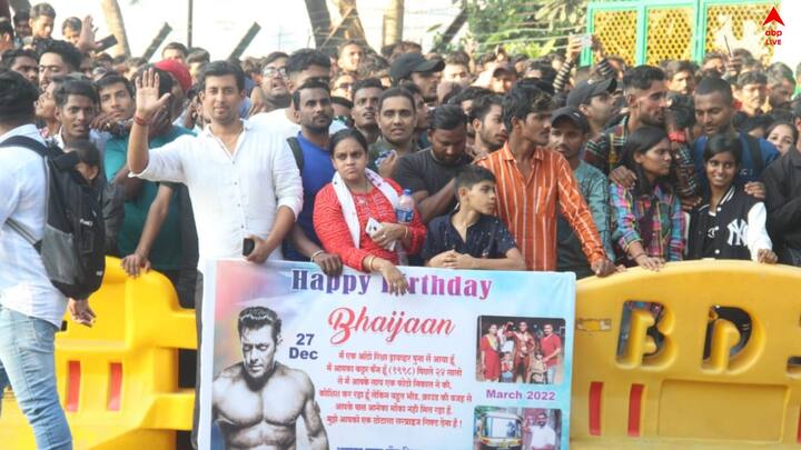 Happy Birth Day Salman Khan: সলমনের জন্মদিনে রাস্তায় নামল ভক্তদের ঢল। এবার ভাইজানের বয়েস হল ৫৭ বছর।