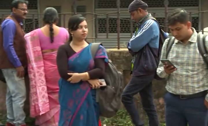 নিয়োগ দুর্নীতিতে ইতিমধ্যেই নম্বর দেওয়ার ক্ষেত্রে বেনিয়মের অভিযোগ সামনে এসেছে। সে কথা মাথায় রেখে, এ বার অনলাইন এবং অফলাইন, দুই মাধ্যমেই নম্বর দেওয়ার ব্যবস্থা করে পর্ষদ।