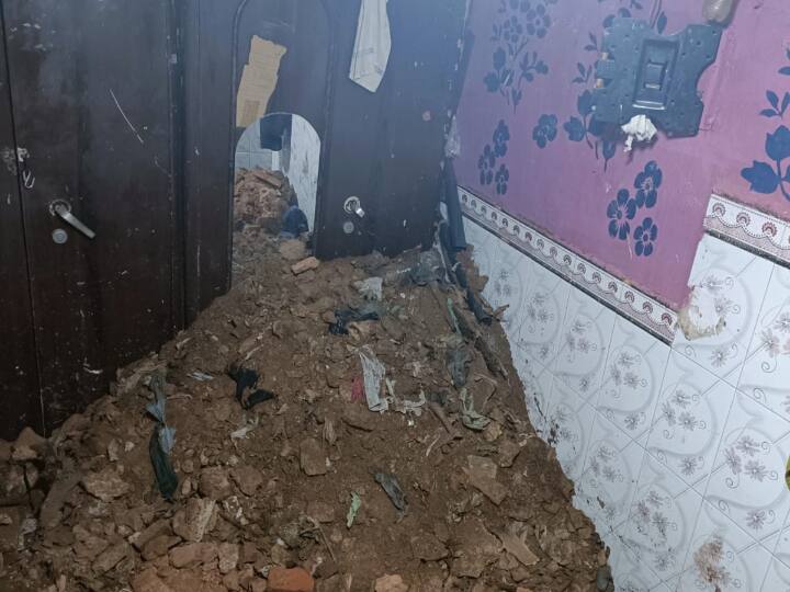 Delhi Roof Collapse: घर में सो रहे परिवार के उपर गिरी छत, दर्दनाक हादसे में एक बच्चे सहित दो की मौत Delhi 2 Death including a child due to Roof Collapse in Chandni Mahal treatment of 3 continues in LNJP ANN Delhi Roof Collapse: घर में सो रहे परिवार के उपर गिरी छत, दर्दनाक हादसे में एक बच्चे सहित दो की मौत