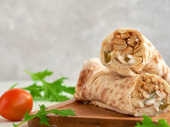 एक चिकने किये हुए बेकिंग डिश में, रोल्स रखें, उन पर तिल का तेल छिड़कें, उन्हें पन्नी से ढक दें और 20 मिनट के लिए बेक करें. रोल्स के बेक होने के बाद उन्हें अपनी पसंद की डिप के साथ गर्मागर्म सर्व करें.