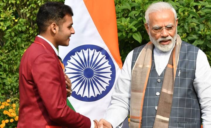 অভিনয়ের পাশাপাশি, সোশ্যাল মিডিয়ায় মোটামুটি সক্রিয় গুজরাতের ছেলে দেব। সদ্য সমাপ্ত গুজরাত বিধানসভা নির্বাচনে বিজেপি-র হয়ে প্রচারও করেছেন। প্রধানমন্ত্রীর নরেন্দ্র মোদির সঙ্গে সাক্ষাৎ হয়েছে। প্রাক্তন রাষ্ট্রপতি রামনাথ কোবিন্দের হাত থেকেও পেয়েছেন পুরস্কার। বিজেপি-ও তাঁকে সম্মানিত করেছে এর আগে।