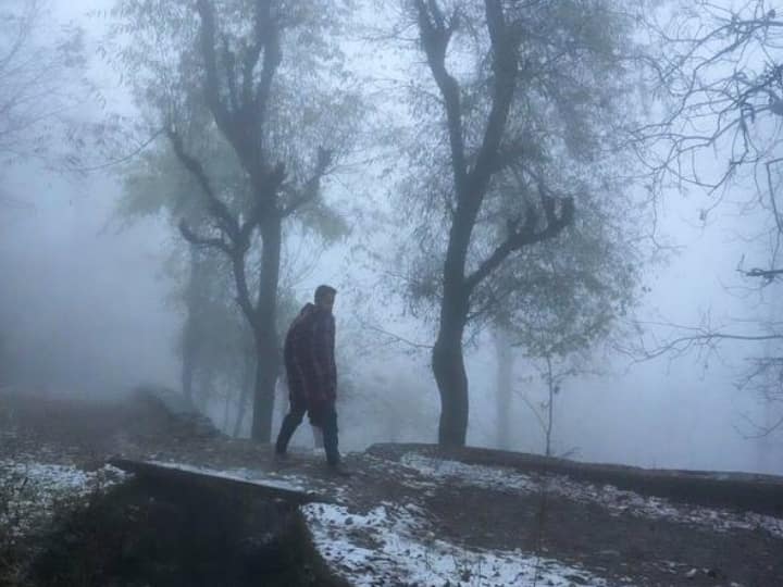 Kashmir temperature dropped below zero and Srinagar minimum temperature 4.8 degrees Kashmir Cold Wave: कश्मीर में शीतलहर का प्रकोप, डल झील पर बर्फ की चादर, वाटर सप्लाई की पाइप में पानी जमा