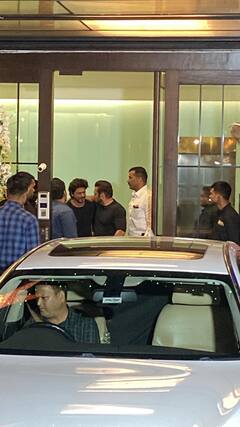 Salman Khan Birthday: सलमान खान की बर्थडे पार्टी में पहुंचे Shah Rukh Khan, गले लगाकर सुल्तान को खास अंदाज में किया विश, देखें तस्वीरें