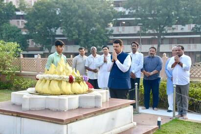 भाजपच्या सर्व आमदारांनी संघाचे आद्य सरसंघचालक डॉ. बळीराम केशव हेडगेवार आणि गोळवलकर गुरुजी यांच्या समाधीचे दर्शन घेतले