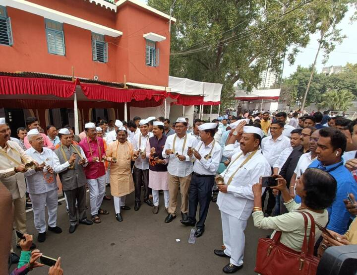 विरोधी पक्षातील आमदार विधान भवनात एंट्री करताच या टाळ आंदोलनात सहभागी होत होते.