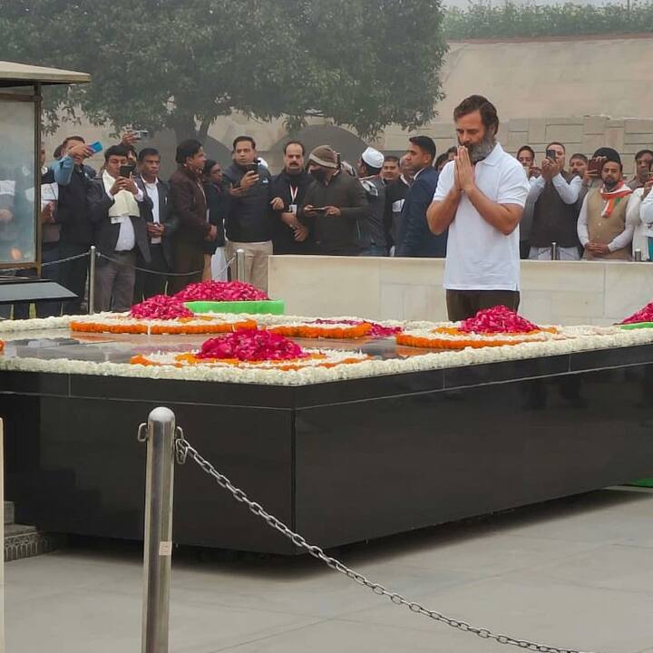 त्यानंतर राहुल गांधी यांनी राष्ट्रपिता महात्मा गांधी यांनाही श्रद्धांजली वाहिली. 'राजघाट'वर जाऊन त्यांनी गांधीजींच्या समाधीचं दर्शन घेतलं.