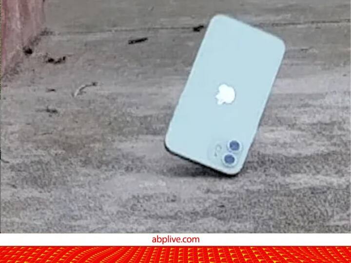 iPhone 12 pro falls from 26th floor of a building but no damage is observed 26वीं मंजिल से गिरा आईफोन... फिर फोन की जो हालत थी, उसके बारे में जानकर आप भी हैरान रह जाएंगे