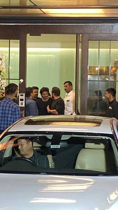 Salman Khan Birthday: सलमान खान की बर्थडे पार्टी में पहुंचे Shah Rukh Khan, गले लगाकर सुल्तान को खास अंदाज में किया विश, देखें तस्वीरें