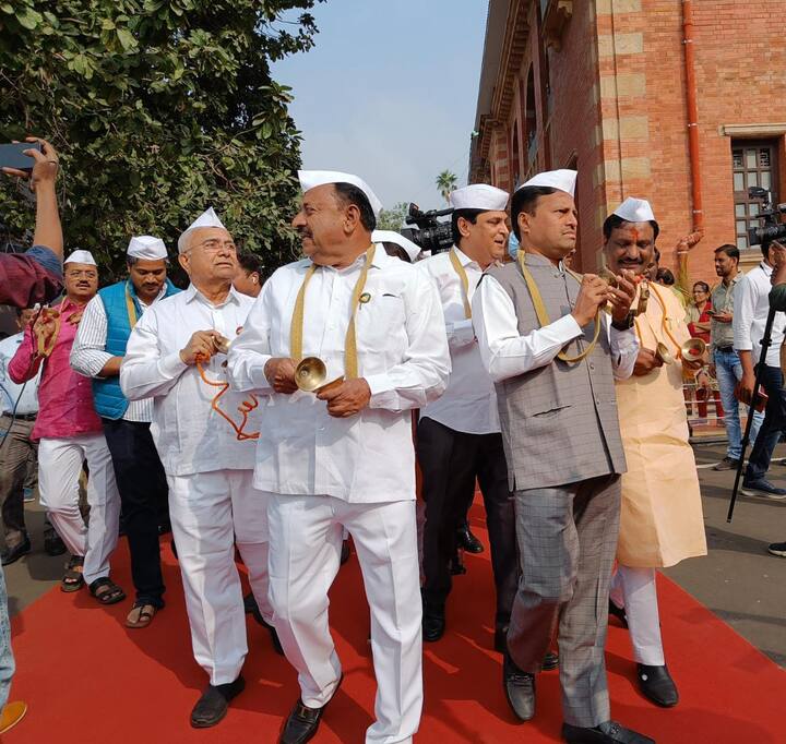 खोक्याने लुटा कधी खोऱ्याने लुटा...च्या घोषणाही यावेळी आमदारांनी दिल्या.