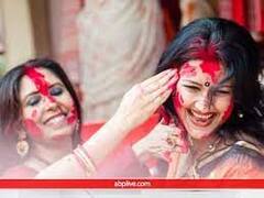 Jyotish Shastra: शास्त्रों के अनुसार सुहागिन महिलाएं श्रृंगार की इन चीजों को दूसरों से न करें शेयर, खतरे में पड़ सकता है सुहाग