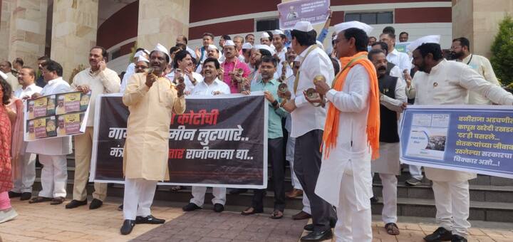 दिडशे कोटींची गायरान जमिन लुटणारे...मंत्री अब्दुल सत्तार राजीनामा द्या...असे पोस्टर विधान भवनाच्या पायऱ्यांवर विरोधी पक्षातील आमदारांनी झळकवले.
